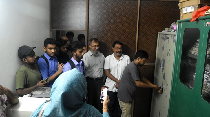 নওগাঁ আস্তানমোল্লা কলেজের তালাবদ্ধ গুরুত্বপূর্ণ নথিপত্র উদ্ধার নওগাঁ আস্তানমোল্লা কলেজের তালাবদ্ধ গুরুত্বপূর্ণ নথিপত্র উদ্ধার