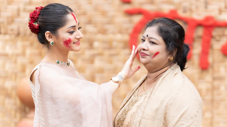 এভাবে আমাকে একা করে দিলা মামুনি : পূজা এভাবে আমাকে একা করে দিলা মামুনি : পূজা