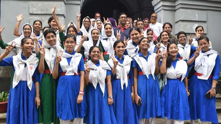 বান্ধবীরা মিলে আনন্দের মুহুর্ত ক্যামেরা বন্দি। ছবি: ডেইলি মেসেঞ্জার